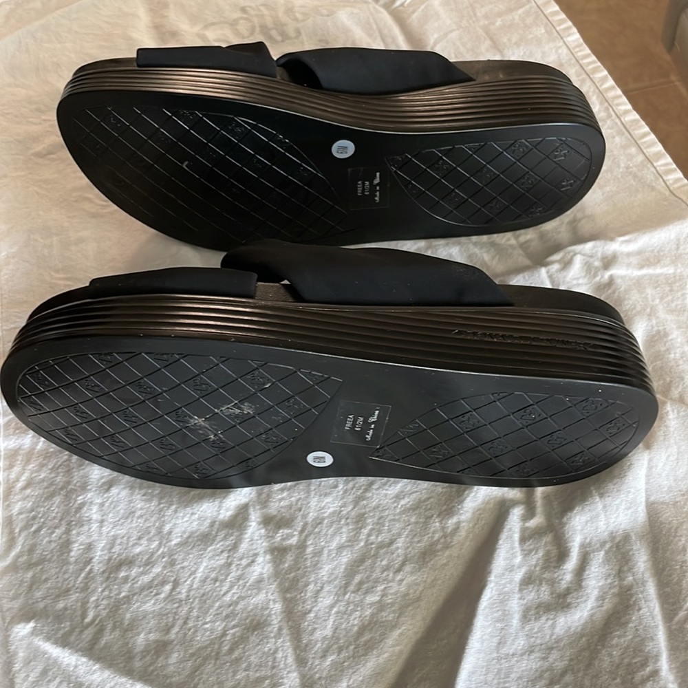 Donald J Pliner Folley slides. Size 6.5 - Picture 4 of 6